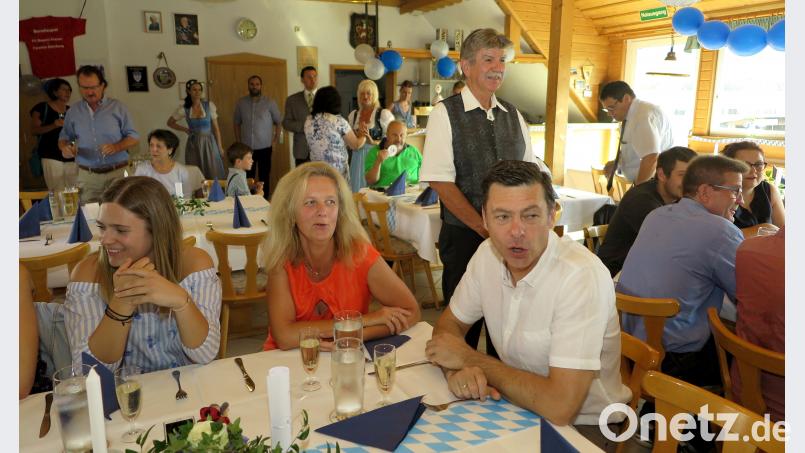 Jakob Scharf (stehend) genoss die Glückwünsche zum 70. Geburtstag in seinem &quot;zweiten Wohnzimmer&quot;, dem DJK-Sportheim. Hirsch
