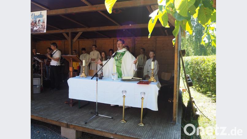 Pater Stanislaus segnet Gottesdienstbesucher sowie deren Räder. stn