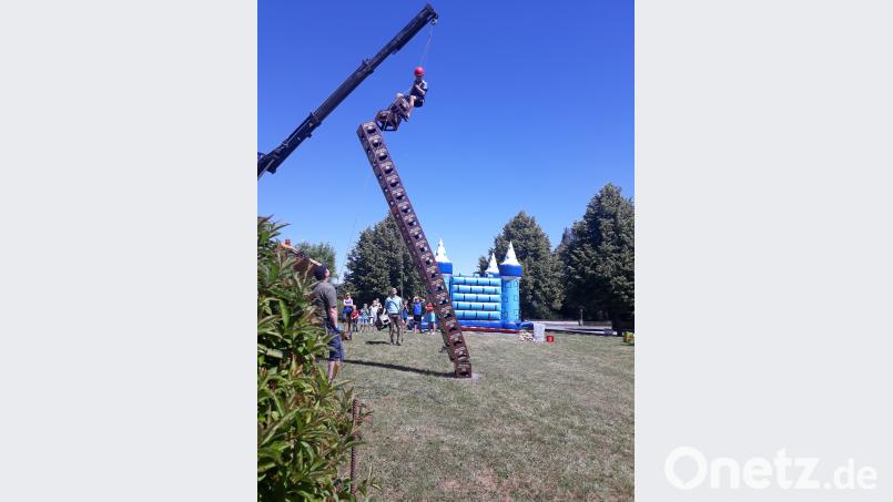 21 Bierkisten: Markus knackt beim Hochstapeln den Rekord. (wec)