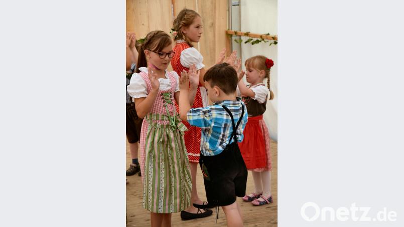 Beim Baumaustanzen waren auch schon die jungen Kirchweihpaare der kommenden Generation mit dabei. Paul Böhm