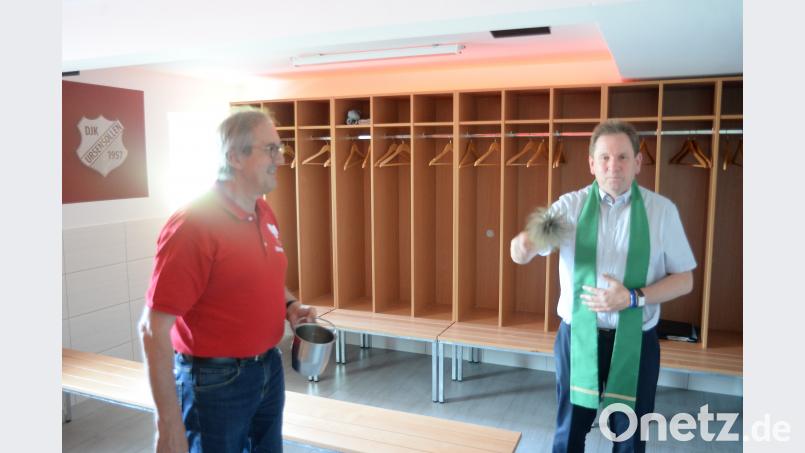 Ganz leger übernahm Pfarrer Dr. Konrad Willi zusammen mit Bürgermeister Franz Mädler als Ministrant die Einweihung der renovierten Fußballkabinen im Sportheim der DJK Ursensollen. Andreas Brückmann