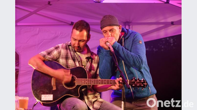 Heimspiel an der Mundharmonika: Beim Auftritt von Alex Gruber (links) stellte der Weidinger Michael Schwarz musikalisches Talent unter Beweis. mmj