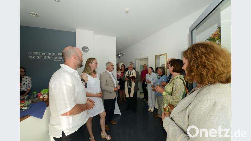 Pfarrer Arnold Pirner segnet die Privatpraxis von Dr. med. Ariane Heigl  (Zweite von links). Mit dabei auch Ehemann Johannes Heigl (links), Bürgermeister Karlheinz Preißer, Professor Robert Schwinger (Dritter von rechts) und die ehemalige Praxiseigentümerin Dr. Magdalena Reber-Schuller (Fünfte. von rechts). bey