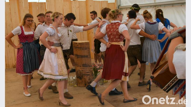 Gefällig waren auch heuer wieder die einstudierten Kirwatänze in Ransbach rund um den Kirwabaumanschnitt. Paul Böhm