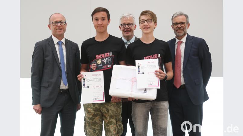 Adrian Walbrunn und Lukas Weig von der Vohenstraußer Realschulklasse 10a (vorne, von links) errangen in der Kategorie &quot;Farbchecker 2.0&quot; den bayerischen Meistertitel für Robotik. dob