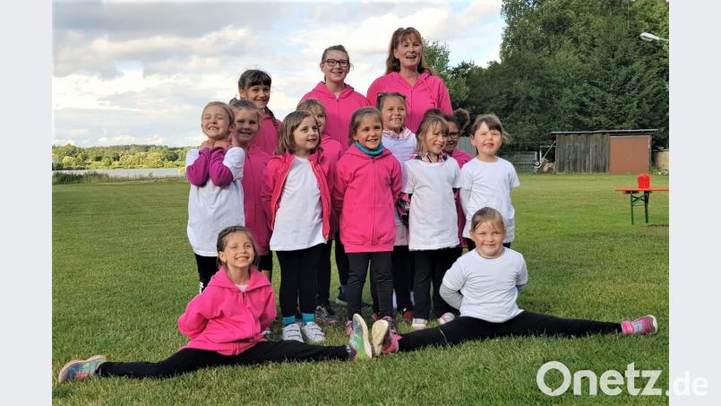 Die Tanzinis führen bei der Sonnwendfeier eine Tanzeinlage auf. rgr