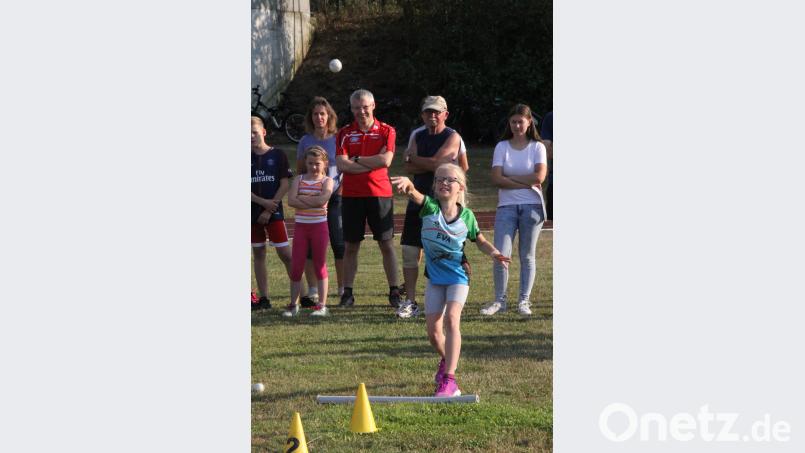 Die jungen Olympioniken stellen Kraft und Koordination beim Wurf mit dem Schlagball unter Beweis. Mardanow