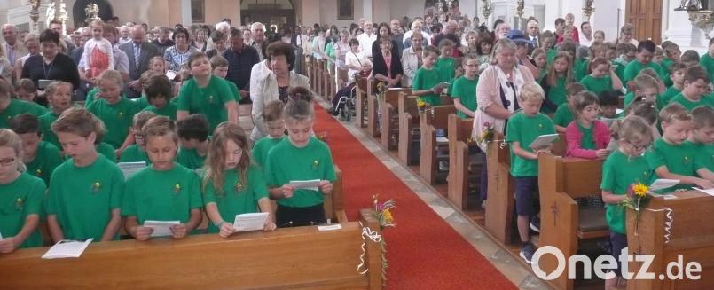 Die Grundschüler nahmen in ihren neuen grünen T-Shirts in der Kirche Platz. amö