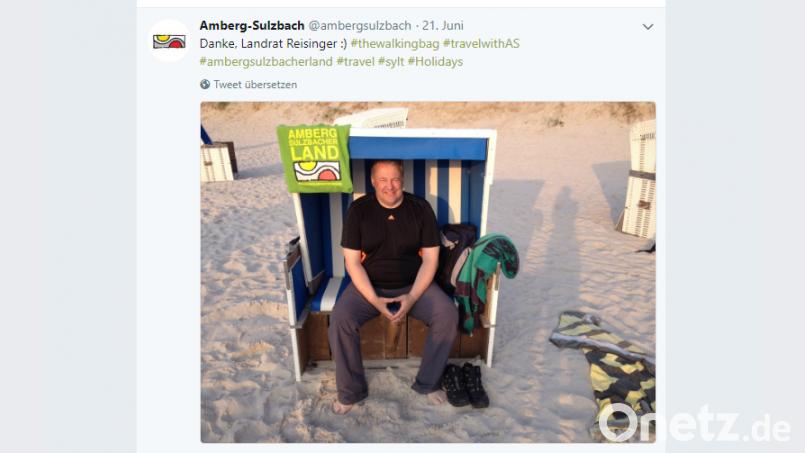 Landrat Richard Reisinger  hat &quot;The walking bag&quot; auf Sylt platziert. screenshot: twitter.com/ambergsulzbach