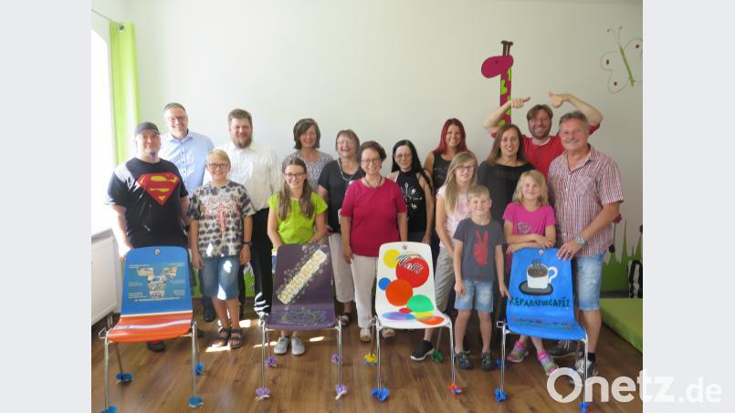 Unter dem Motto „Kemnath, lass dich nieder“ hatte Jessika Wöhrl-Neuber (hinten, Dritte von rechts) zur letzten Übergabeaktion von kunstvoll gestalteten Stühlen vor der Sommerpause in das Familienzentrum Mittendrin eingeladen. Unter dem Motto „Kemnath, lass’ dich nieder“ übergibt Jessika Wöhrl-Neuber (hinten, Dritte von rechts) kunstvoll gestaltete Stühle.