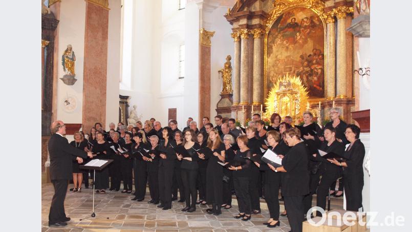 Unter Stabführung von Thomas Appel (links) bewiesen die Sängerinnen und Sänger des Amberger Oratorienchors, dass sie perfekt die stilistischen Feinheiten der Chormusik beherrschen. sön