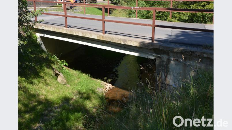 In Eigenregie will die Gemeinde die Brücke über den Kornmühlbach bei Zirkenreuth sanieren. Die Maßnahmen, darunter die Erneuerung des Geländers, sollen noch heuer über die Bühne gehen. Rosner, Josef [JR] (ROSNER.JOSEF@T-ONLINE.DE)
