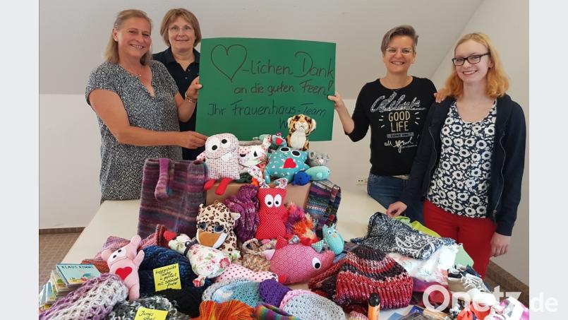 Mit Mützen, Schals und Stofftieren überrasche Melanie Thoma die Mitarbeiterinnen des Frauenhauses Weiden. exb