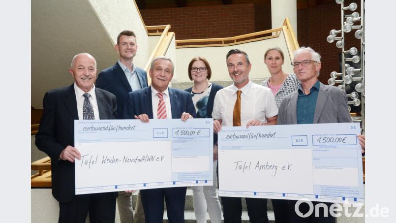 Auch in seinen letzten Zügen bringt der Freundschaftsmarathon die Städte Amberg und Weiden noch ein Stück näher zusammen: Josef Gebhardt von der Weidener (links) und Bernhard Saurenbach von der Amberger Tafel (rechts) freuen sich über die Schecks im Wert von jeweils 1500 Euro. [gsb]