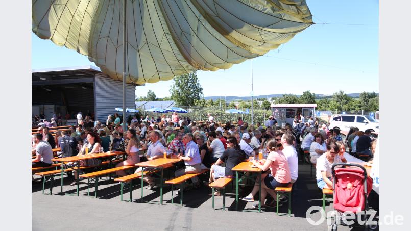Viele Angestellte feiert beim Siemensfest. hwk