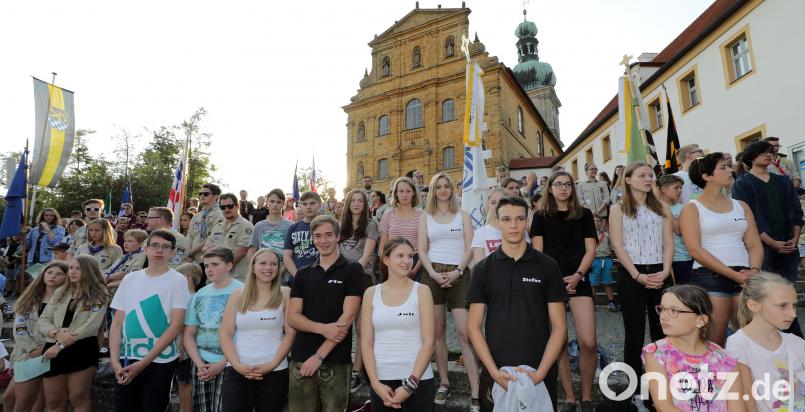 Auf den Stufen vor der Bergkirche suchten sich die Jugendlichen einen Platz. Wolfgang Steinbacher