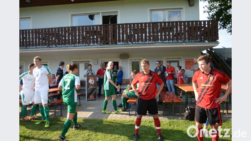 Kurz vor dem Anpfiff des Testspiels der DJK Ursensollen gegen die DJK Gebenbach wurde in einem kleinen Akt die renovierten Kabinen der Fußballer im Sportheim der DJK Ursensollen eingeweiht. Andreas Brückmann