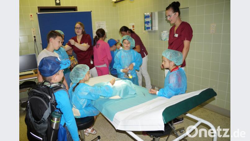 Im Ferienprogramm können die Kinder eine "kleine Operation" im OP des Krankenhauses vornehmen. weu