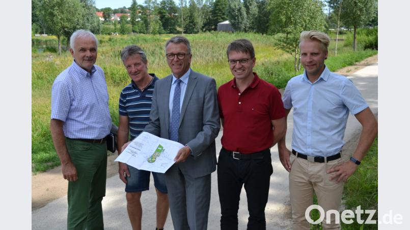 Kämmerer August Trißl, Förderverein-Vorsitzender Vinzenz Rahn, Bürgermeister Franz Stahl, Stadtbaumeister Andreas Ockl und Straßenbaumeister Michael Dörfler (von links) begutachten den fertig erneuerten Weg im naturbelassenen Teil des Parks. Auf dem Plan stehen noch große Maßnahmen wie der Bau von Wohnmobilstellplätzen und die Erschließung von vier Baugrundstücken. Schulze