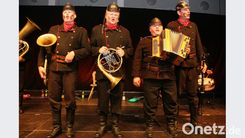 Zweifellos durfte man nicht alles ernst nehmen, was die musikalischen Brandschützer von sich gaben. wro