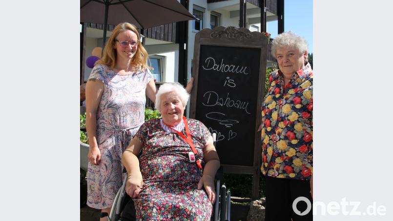 Anna Kick (rechts) und Anna Nachtmann sind glücklich, wieder in Neustadt zu sein. Heimleiterin Stefanie Schricker (links) empfängt die Gäste bei Sonnenschein vorm Haupteingang mit Blumen und in einer Willkommensrunde mit Sekt, Kaffee und Kuchen.  Foto: Weigl/Caritas Regensburg