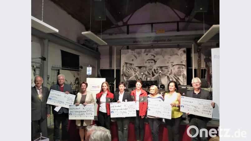 Präsident Dietmar Paper (links) und sein Nachfolger Reinald Agethen (rechts) vom Rotary Club überreichen Spendenschecks in Höhe von 2800 Euro an (von links) Michael Grüner (Förderverein Maffeispiele Auerbach), Gisela Lehnerer (Sonderpädagogisches Förderzentrum Sulzbach-Rosenberg), Antonia Bauer, Claudia Bauer und Katharina Mayer (Rettungshundestaffel BRK Amberg-Sulzbach), Claudia Matuschek und Inge Iberl (Gambia-Hilfe Kaytola, Freihung) und Erich Nitt (Gruppe Klasse-im-Puls der Christian-Sammet-Mittelschule Pegnitz). Ernst Sieber
