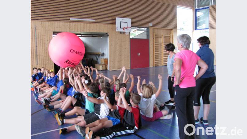 Auch mit den Armen stemmen die Kinder den großen, aber superleichten Ball in die Höhe. sei