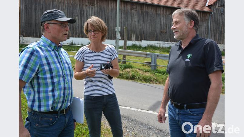 Bürgermeister Max Bindl im Gespräch mit Elisabeth Sternemann vom ALE und BBV-Geschäftsführer Ulrich Härtl (von links). jr
