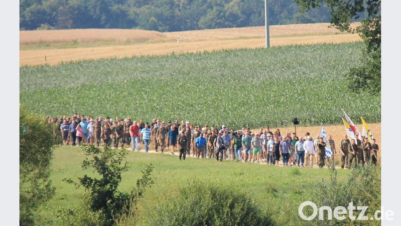 Der Pilgerzug wurde von einem Meer an Militärfahnen aus den Seelsorgebezirken angeführt. Generalleutnant Jürgen Knappe und Brigadegeneral Jörg See begleiteten die Fußwallfahrt. (dl)