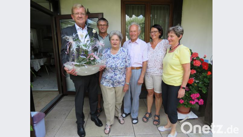Dritter Bürgermeister Norbert Schuller (links) gratulierte dem Ehepaar Margot und Alfons Bauer (Mitte). Glückwünsche kamen auch von Schwiegersohn Peter Swandulla (Zweiter von links) sowie den Töchtern Christa Fürst und Ingrid Swandulla (von rechts) zur Diamanthochzeit. ubb