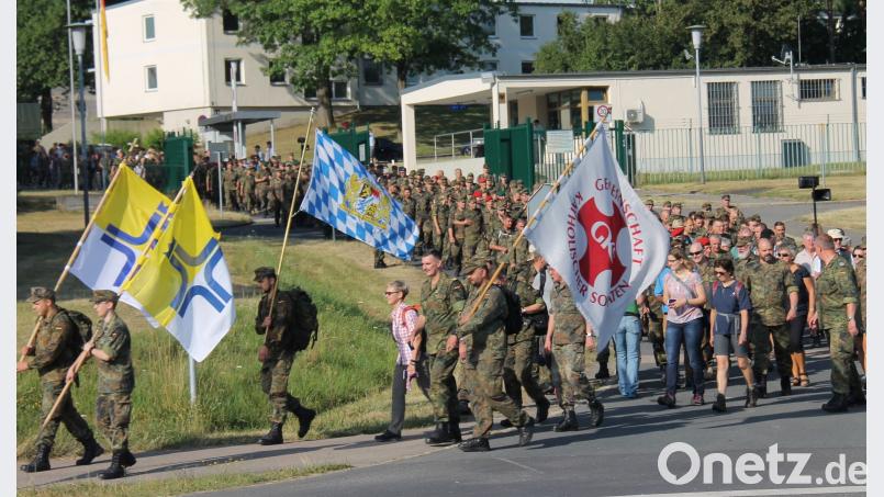 Der Pilgerzug wurde von einem Meer an Militärfahnen aus den Seelsorgebezirken angeführt. Generalleutnant Jürgen Knappe und Brigadegeneral Jörg See begleiteten die Fußwallfahrt. (dl)