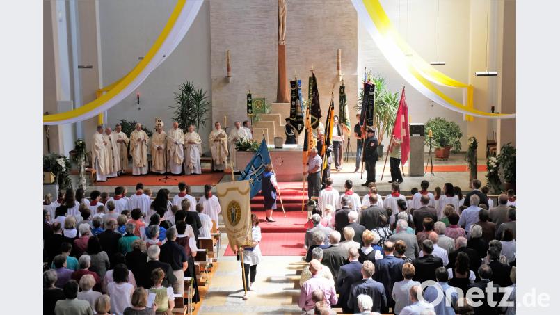 Bischof Hubert Bucher zelebrierte den Festgottesdienst gemeinsam mit zehn Geistlichen. twi