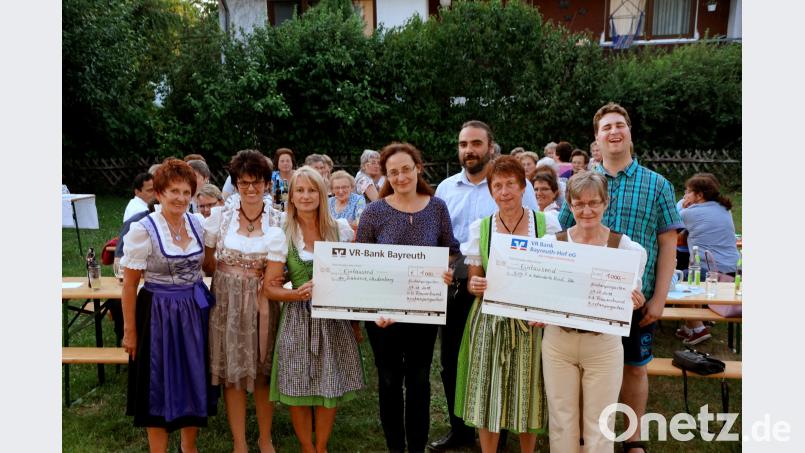 Beim bayerischen Abend im Pfarrgarten spendet der Katholische Frauenbundes 2000 Euro: (von links) Agnes Dötsch, Monika Voit, Christine Mayer, Stefanie Lauterbach und Christian Herzing (beide Diakonie Weidenberg), Renate Hirschmann, Andrea und Marco Weinkopf (beide Verein „Hilfe für das behinderte Kind“ aus Bayreuth). bkr