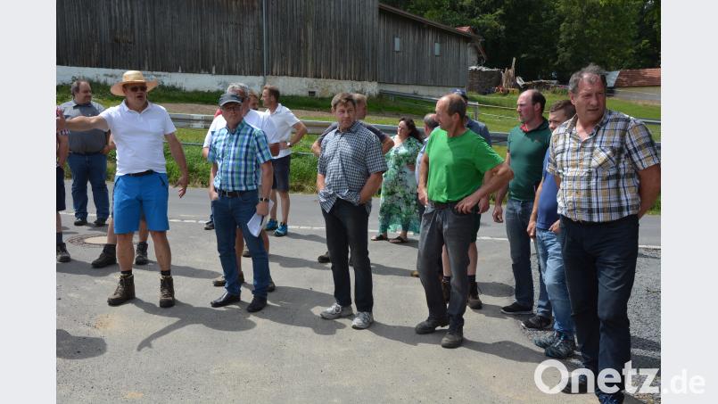 Zahlreiche Landwirte und Vertreter von Behörden und Marktgemeinde trafen sich zu einer Flurbegehung in Höflas. Anschießend ging es weiter nach Grün und Konnersreuth. jr