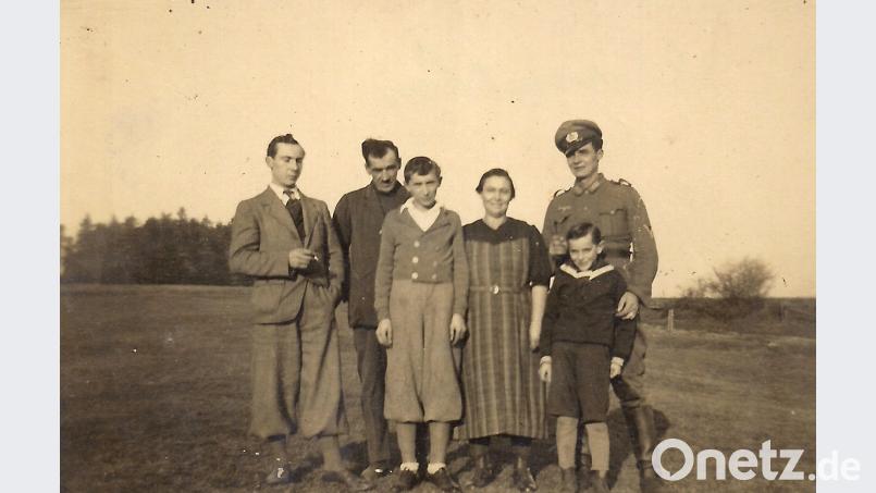 Auf dem Familienbild, das während des Zweiten Weltkriegs entstand, sind (von rechts): Hans Zeitler (im Krieg vermisst), davor seinen Bruder Adalbert, Anna Zeitler, Robert Zeitler, Vater Georg und Sohn Georg Zeitler. wro