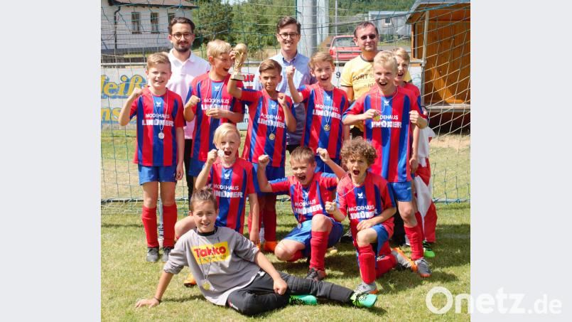 Strahlende Sieger beim Endspiel um die U11-WM Trophäe: Die Jungs vom SV Neusorg, die als England antraten. wro