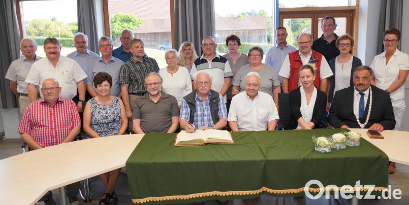 Der Vorsitzende des Heimatkundlichen Arbeitskreises (HAK) Waldthurn, Georg Schmidbauer (sitzend, Mitte) und sein Stellvertreter Josef Forster (sitzend, Dritter von links) tragen sich mit den Mitgliedern ins Goldene Buch der Marktgemeinde Waldthurn ein. fvo