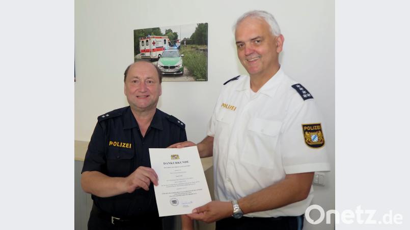 Inspektionsleiter Armin Kott (rechts) gratulierte Polizeioberkommissar Paul Groß (links) zum 40-jährigen Dienstjubiläum und überreichte ihm die Urkunde. Bild: Hirsch