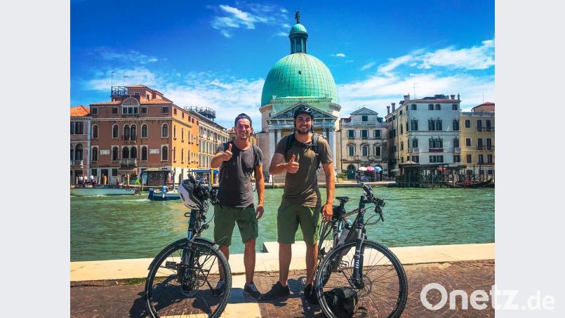 Nach knapp 600 Kilometern mit dem Fahrrad haben die beiden OTH-Studenten Felix Zuppe (links) und Filip Hofmann das Reiseziel Venedig erreicht. exb