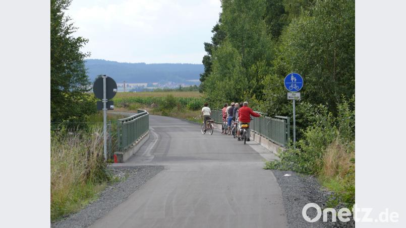 Diese Radfahrer machen es richtig: Rechts fahren und auf Radwegschilder achten. tr