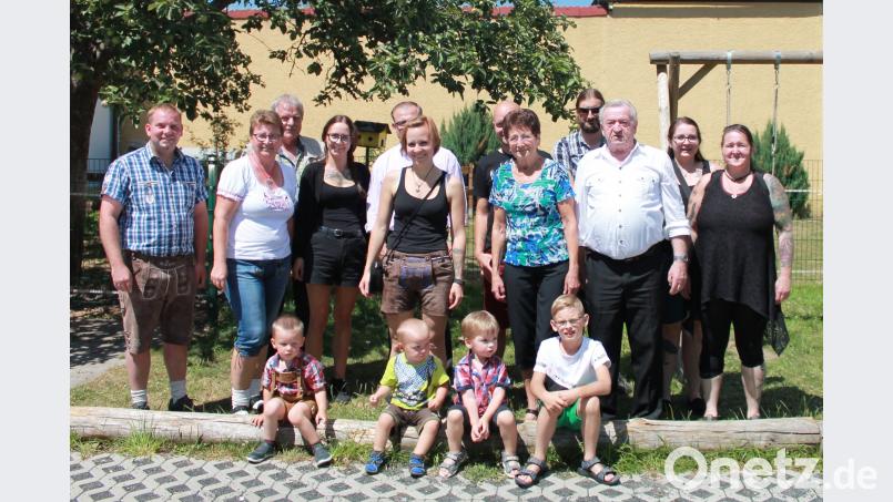 Von links: &quot;Schwiegerenkel&quot; Markus Greitzke, Tochter Petra Sieder und Ehemann Max Sieder, Enkelin Tina Sieder mit Freund Andreas Forster, Enkelin Steffi Greitzke, Enkel Florian Sieder, das Jubelpaar Erna und Franz, Schwiegerenkel Ronny Uhlig, Enkelin Denise Uhlig und Tochter Michaela Schmidt. Die kleinsten in der ersten Reihe machten es sich auf einem Baumstamm bequem. V.l. Leo, Paul, Noah und Julian. sip