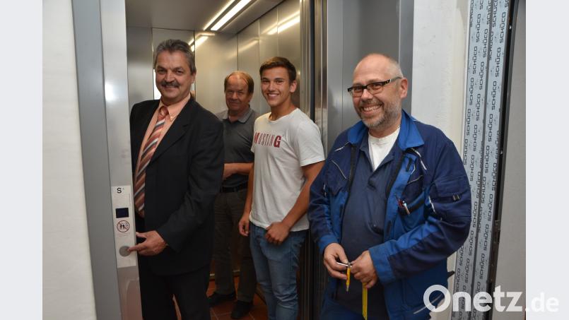 Es ist geschafft, der Aufzug ist bereit: Der TÜV-Prüfer (rechts) legt letzte Hand an, dann kann Bürgermeister Andreas Wutzlhofer erstmals den Startknopf drücken. Mit dabei sind Architekt Josef Schönberger und Auszubildender Maximilian Rewitzer (von links). dob