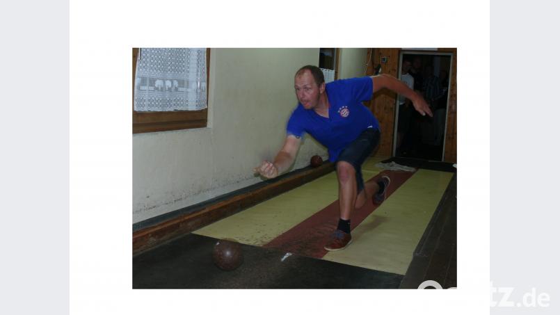 Beim Kegeln in voller Konzentration. Grabinger