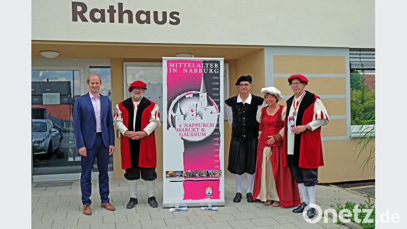 Marktbürgermeister Karl Beer, Martina Klose, Münzprägemeister Bernhard Wild und Bürgermeister Armin Schärtl warben beim Wernberg-Köblitzer Bürgermeister Konrad Kiener (im Bild von rechts) für den Mittelalterlichen Markt in Nabburg. twi