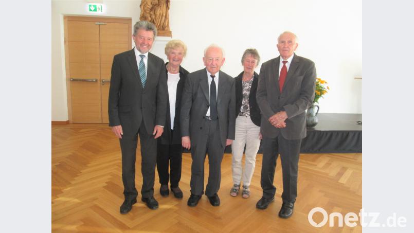 Altbürgermeister Johann Walbrunn, Monika Müllner, Rita Reil und Altbürgermeister Willi Reil (von links) gratulieren Pater Alfred Blöth (Mitte). tu