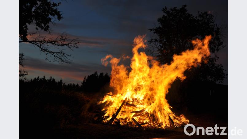 Die KLJB Großenschwand entzündete am Freitag ein Johannisfeuer. es
