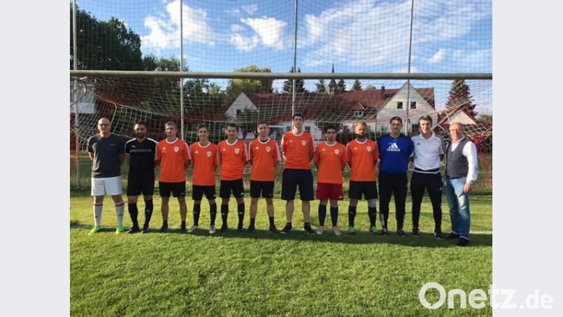 Die DJK Weiden hofft mit ihren Neuzugängen auf eine erfolgreiche Saison: (von links) die A-Klassen-Trainer Trainer Erdinc Ahyüz und Andreas Herzog, Bernd Kneidl, Marko Brünsch, Janik Sailer, Niklas Grönwald, Nico Krebs, Joachim Borchert, Ronny Baeske, Kreisliga-Trainer Stefan Krebs, Abteilungsleiter Roland Jahn und Vorstand Reinhold Wildenauer. Nicht im Bild ist Alwin Hlina. exb