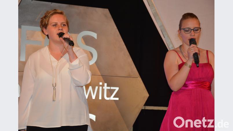 Das Gesangsduo Lena Meier (links) und Kathrin Röthig begeisterte die Gäste des Abends. jr