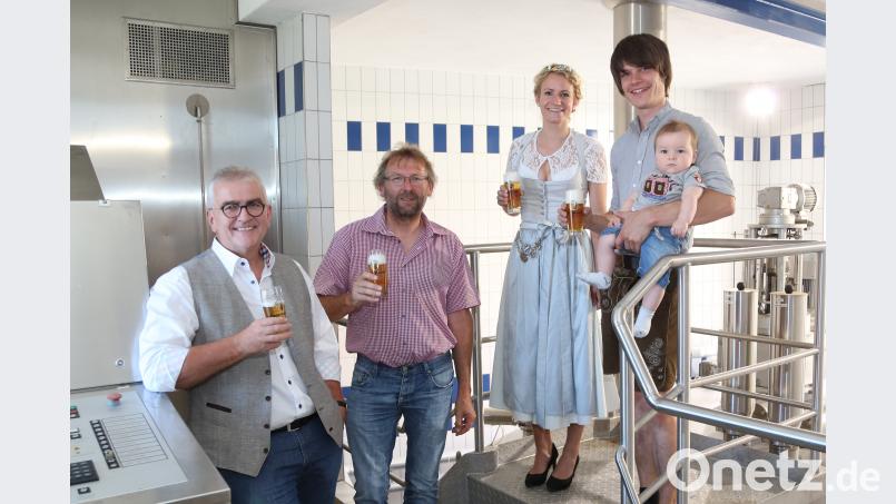 Was wäre eine Brauereibesichtigung ohne Bierprobe? Siemens-Standortleiter Alfred Koch, zweiter Bürgermeister Hermann Schraml und Bierkönigin Johanna Seiler lassen sich das Ergebnis der Arbeit von Johannes Ponnath (mit Sohn Julius, von links) schmecken. hwk