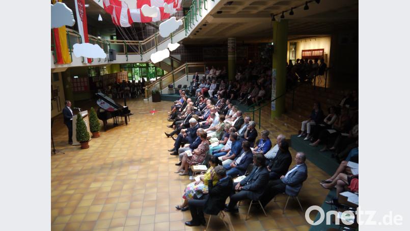 Rektor Peter Danninger zeigt die Geschichte der MS Kröte auf.